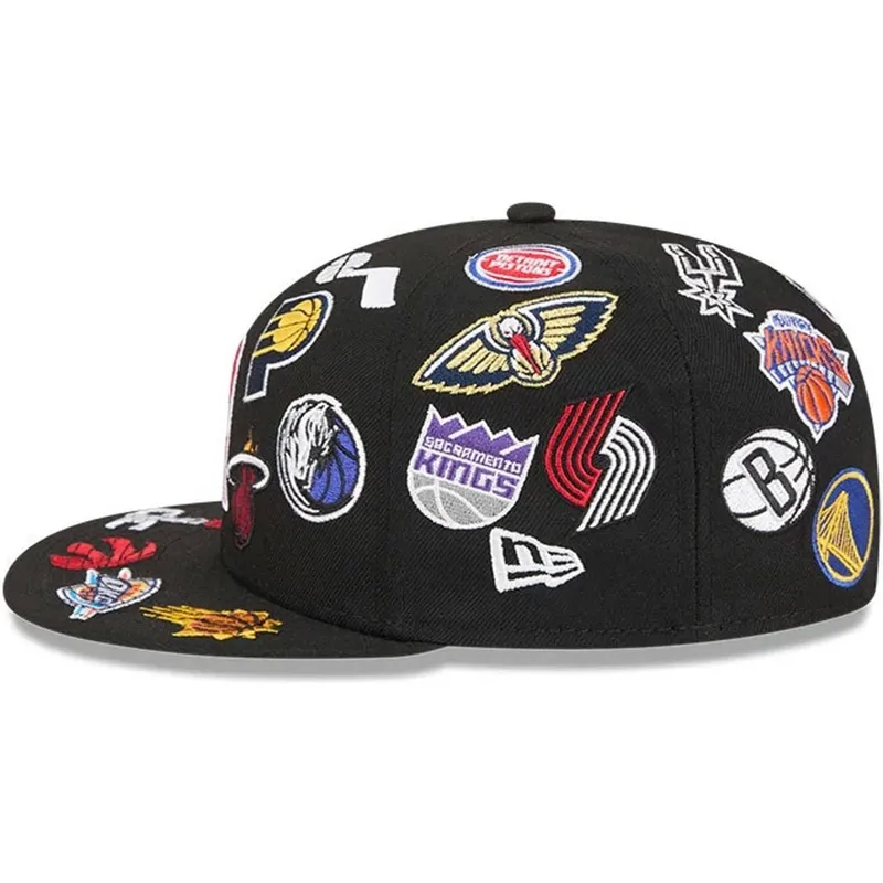 petten-plat-zwart-fitted-59fifty-all-over-van-nba-van-new-era