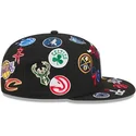 petten-plat-zwart-fitted-59fifty-all-over-van-nba-van-new-era