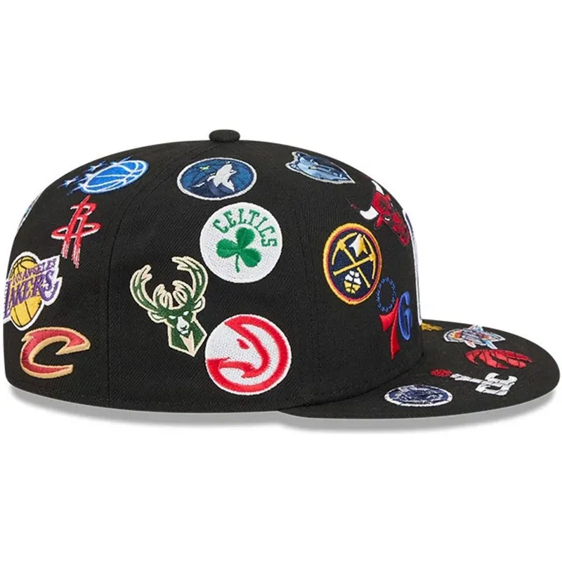 petten-plat-zwart-fitted-59fifty-all-over-van-nba-van-new-era