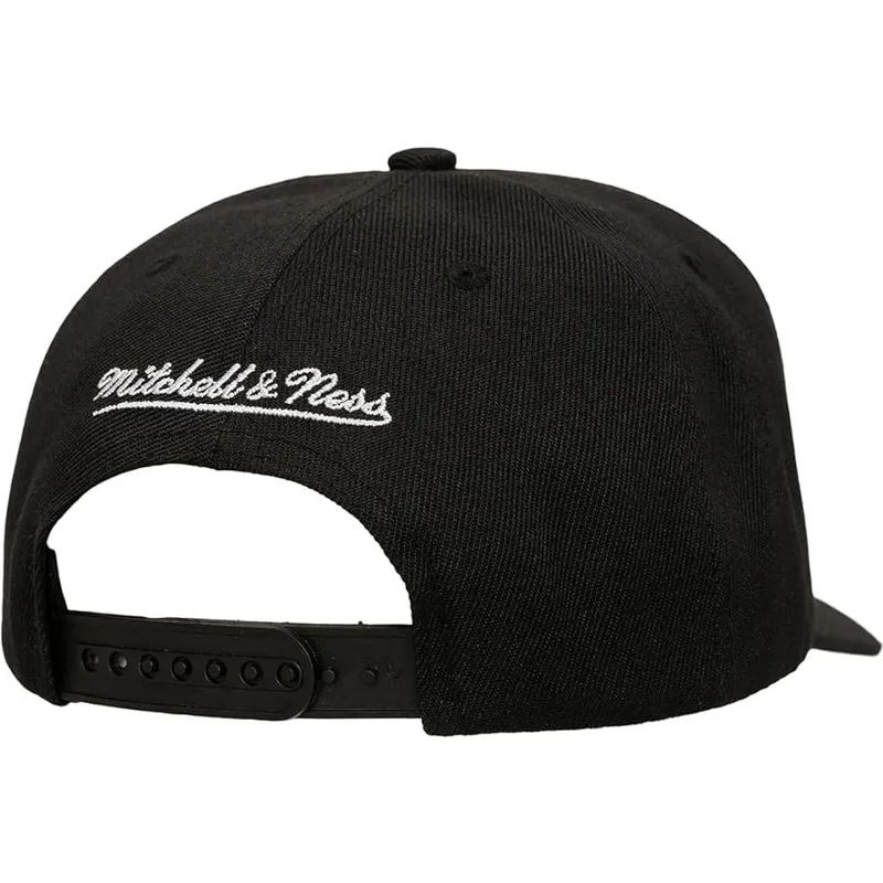 petten-gebogen-zwart-snapback-tilted-pro-van-chicago-bulls-nba-van-mitchell-ness