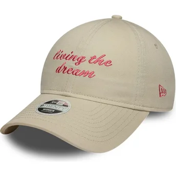 Petten gebogen beige verstelbaar 9TWENTY Living The Dream Slogan van New Era