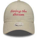 petten-gebogen-beige-verstelbaar-9twenty-living-the-dream-slogan-van-new-era