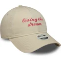 petten-gebogen-beige-verstelbaar-9twenty-living-the-dream-slogan-van-new-era