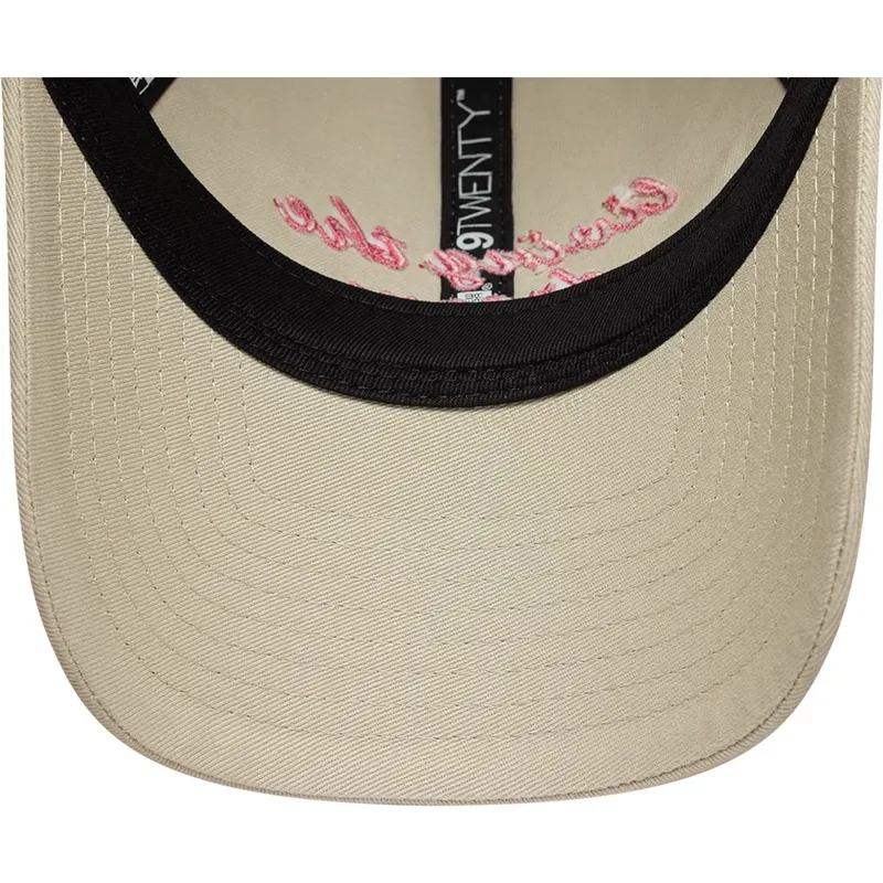 petten-gebogen-beige-verstelbaar-9twenty-living-the-dream-slogan-van-new-era