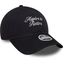 petten-gebogen-marineblauw-verstelbaar-9twenty-aspire-to-retire-slogan-van-new-era