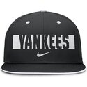 petten-plat-zwart-fitted-primetime-dri-fit-true-structured-round-bill-van-new-york-yankees-mlb-van-nike