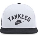 petten-plat-wit-snapback-cooperstown-dri-fit-pro-structured-square-bill-van-new-york-yankees-mlb-van-nike