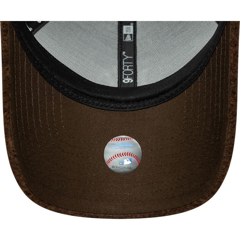 petten-gebogen-bruin-snapback-9forty-winter-borg-van-new-york-yankees-mlb-van-new-era petten-gebogen-bruin-snapback-9forty-winter-borg-van-new-york-yankees-mlb-van-new-era