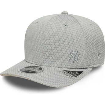 Petten gebogen grijs snapback 9SEVENTY Stretch Snap Mesh Flawless van New York Yankees MLB van New Era