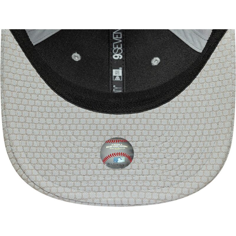 petten-gebogen-grijs-snapback-9seventy-stretch-snap-mesh-flawless-van-new-york-yankees-mlb-van-new-era