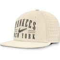 petten-plat-beige-fitted-dri-fit-true-structured-aero-bill-van-new-york-yankees-mlb-van-nike