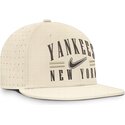 petten-plat-beige-fitted-dri-fit-true-structured-aero-bill-van-new-york-yankees-mlb-van-nike