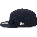 petten-plat-marineblauw-fitted-59fifty-side-script-van-new-york-yankees-mlb-van-new-era