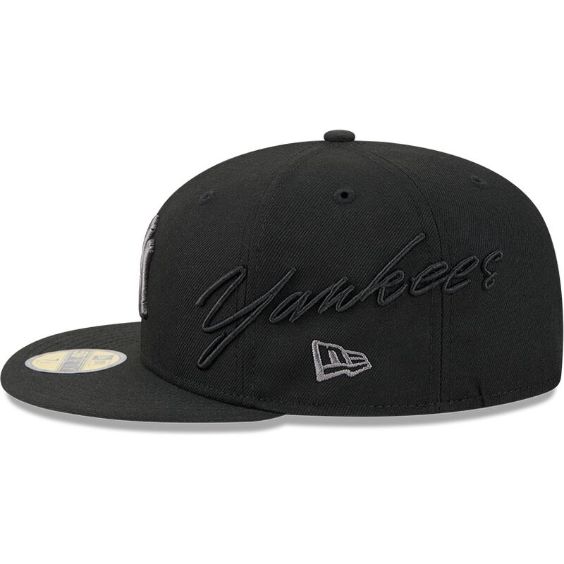 petten-plat-zwart-fitted-59fifty-side-script-van-new-york-yankees-mlb-van-new-era