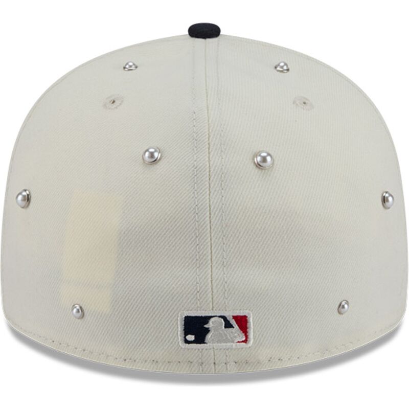 petten-gebogen-beige-fitted-59fifty-beads-na-lifestyle-f1-van-atlanta-braves-mlb-van-new-era