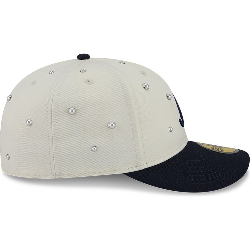 petten-gebogen-beige-fitted-59fifty-beads-na-lifestyle-f1-van-atlanta-braves-mlb-van-new-era