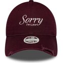 petten-gebogen-rood-verstelbaar-9twenty-slogan-sorry-i-m-late-van-new-era