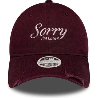 Petten gebogen rood verstelbaar 9TWENTY Slogan Sorry I'm Late van New Era