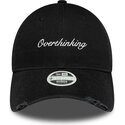 petten-gebogen-zwart-verstelbaar-9twenty-slogan-overthinking-van-new-era