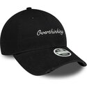 petten-gebogen-zwart-verstelbaar-9twenty-slogan-overthinking-van-new-era
