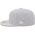 petten-plat-grijs-fitted-59fifty-side-script-van-chicago-white-sox-mlb-van-new-era