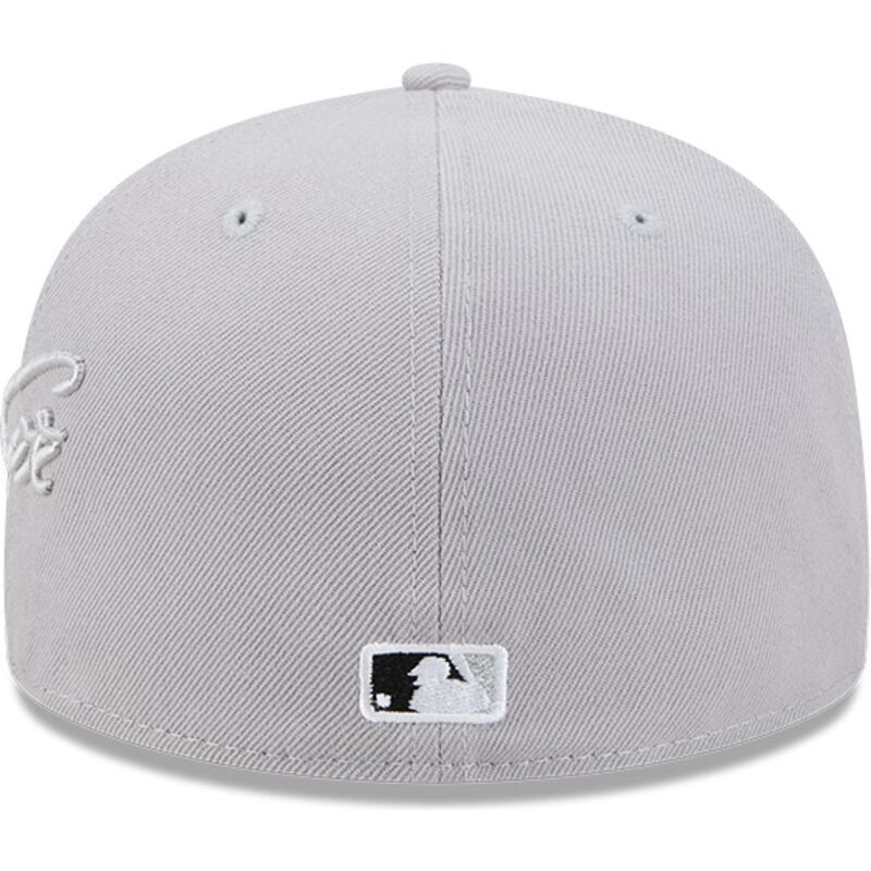 petten-plat-grijs-fitted-59fifty-side-script-van-chicago-white-sox-mlb-van-new-era