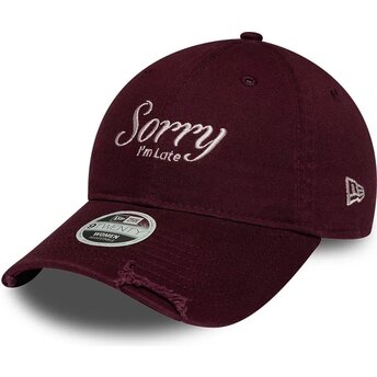 Petten gebogen rood verstelbaar 9TWENTY Slogan Sorry I'm Late van New Era