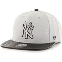 petten-plat-grijs-snapback-lateral-van-new-york-yankees-mlb-van-47-brand